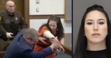 O femeie, acuzată de crimă, și-a atacat avocatul chiar sub privirile judecătorului